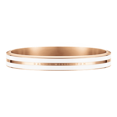 Emalie Infinite Rose Gold Satin Whiteバングルを、正面からやや低めのアングルで撮影した画像です。サテンホワイトのエナメルラインに挟まれた中央のローズゴールド部分にはDaniel Wellingtonのロゴが刻印されており、内側のブラッシュ仕上げもご確認いただけます。