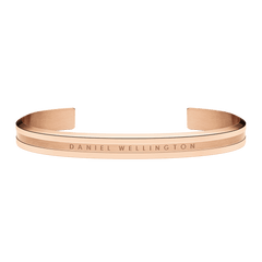 ダニエルウェリントン Elan Bracelet ローズゴールドの正面画像。中央に細い溝とブランドロゴが刻印された、オープンカフのミニマルデザインブレスレットです。
