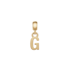 Daniel WellingtonのLetter Charm Goldは、アルファベットの「G」をモチーフにしたチャームです。なめらかなゴールドのポリッシュ仕上げが上品な輝きを放ち、丸みを帯びたベイルとリングでつながるコンパクトなデザインが特徴です。