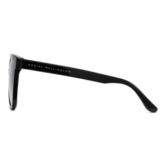 Grande Bio-Acetateのサングラスをサイドから見た画像です。艶のあるブラックのバイオアセテート素材のテンプル部分には、Daniel Wellingtonのロゴが白文字で刻印されています。また、緩やかなカーブを描くモダンなシルエットが特徴です。